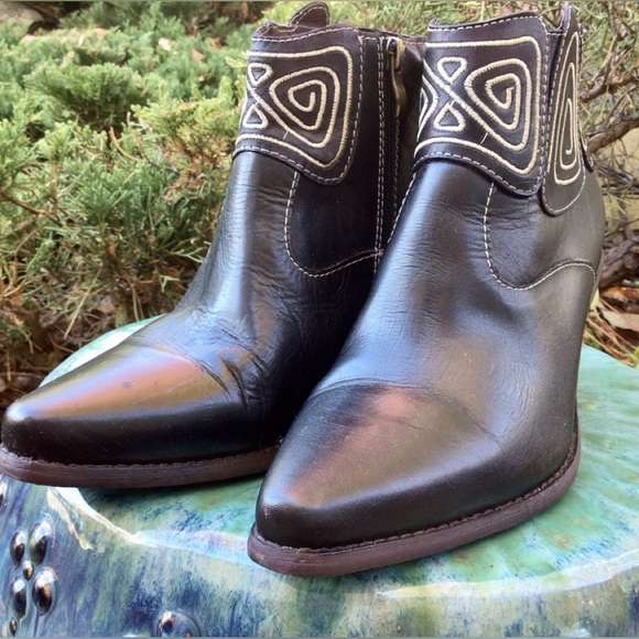 Spring Step (38) WOMEN’S Leather Cowboy with a modern twist, Embroidered Accent. - Picture 2 of 9